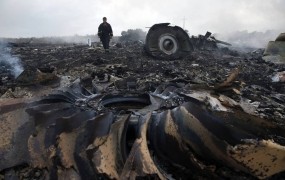 Preiskovalci: Malezijsko letalo nad Ukrajino zadelo "večje število predmetov z veliko energijo"