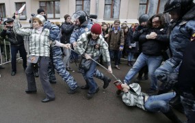 Na protestih pred sodiščem v Moskvi več kot sto aretiranih