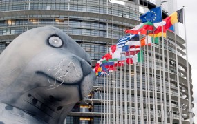 Evropska komisija v težavah - brez soglasja evropskih poslancev lahko ostane brez denarja