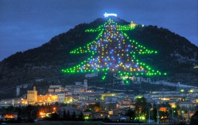 V Italiji zažarelo največje božično »drevesce« na svetu