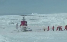 Kitajci s helikopterjem rešili vse potnike z na Antarktiki ujete ladje