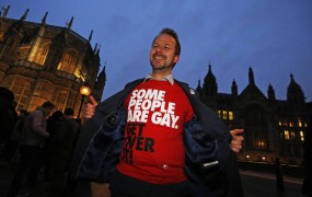 Britanski parlament podprl istospolne poroke