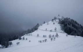 Največ snega v hribovitem svetu zahodne in južne Slovenije, zimsko vreme tudi v prihodnjih dneh