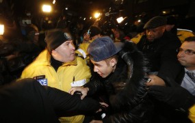 Justina Bieberja v Kanadi obtožili za napad na šoferja