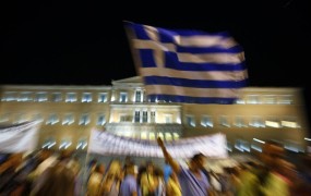 Grški parlament se odloča, ali bo odpustil na tisoče javnih uslužbencev
