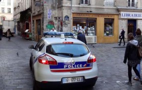 V garderobnih omaricah francoskih policistov našli mamila in denar