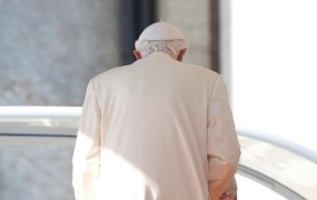 Italijanska revija objavila prve fotografije upokojenega Benedikta XVI.