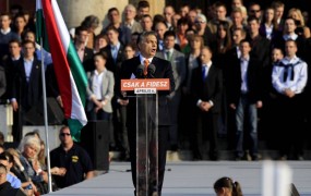 V Budimpešti več kot 100.000 ljudi na shodu v podporo Orbanu