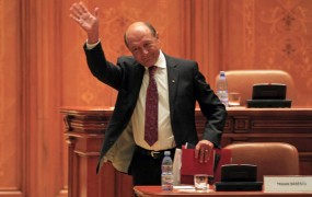 Romunski parlament podprl odstavitev predsednika Basescuja 
