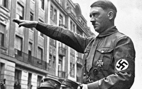 Indijec trgovino z oblačili poimenoval po Adolfu Hitlerju