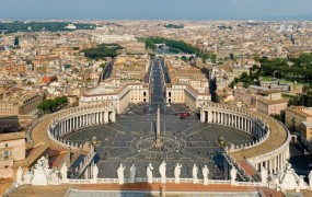 Vatikan lani znova v rdečih številkah