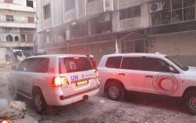 Humanitarni konvoj v Homsu tarča strelov