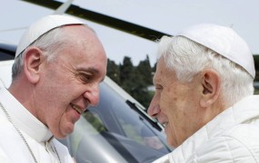 Dva papeža: Benedikt se je vrnil v Vatikan