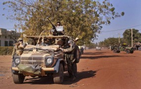 Francoska vojska v kopenski spopad z uporniki v Maliju