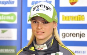 Špela Rogelj za prvo žensko skakalno zmago slavila v Lillehammerju