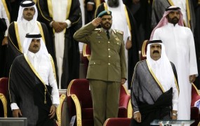 Sam je očeta zrušil z državnim udarom, zdaj pa se katarski emir prostovoljno umika sinu