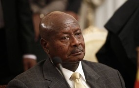 Ugandski predsednik pred kamerami ni spal, temveč je meditiral
