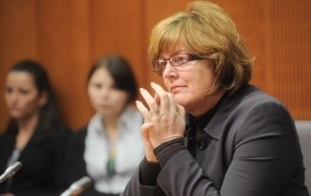 Odvetnik Hilde Tovšak: Delavci bi imeli tudi po 2500 evrov plače