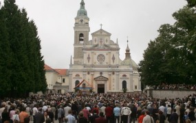 Kar 4000 romarjev na praznovanju 200-letnice Marije Pomagaj na Brezjah