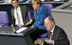 Steinbrück v nemškem parlamentu napadel Merklovo