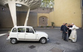 Papež se bo poslej vozil s staro katrco