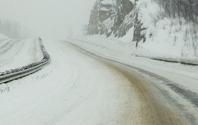 Slovenijo zajelo sneženje, zjutraj tudi do pol metra snega