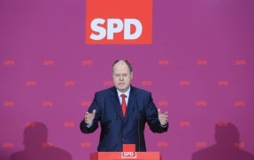 Kandidat za nemškega kanclerja pozabil razkriti del dohodkov
