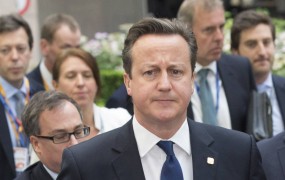 Osamljeni Cameron še naprej nasprotuje Junckerju