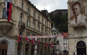 Kršitev volilnega molka? Ljubljana okrašena s Titovimi slikami in zastavami z rdečo zvezdo