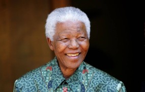 Mandela diha s pomočjo aparatov; Zuma odpovedal pot v tujino