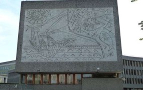 Usoda Picassovih zidnih poslikav v Oslu pod vprašajem