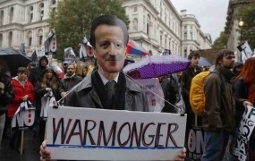 Skrajneži obglavljajo Britance, v Londonu pa protesti proti britanskim napadom na IS
