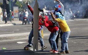 Venezuelske oblasti: Med protesti doslej umrlo 37 ljudi