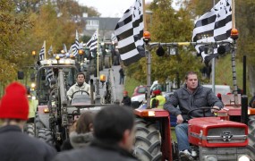 Francoski tovornjakarji v protest proti eko davku na težka vozila blokirali ceste