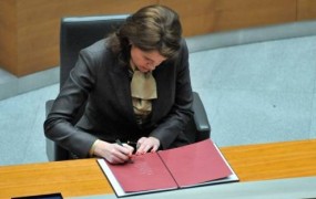 DZ o odstopu Bratuškove v četrtek, tudi Pahor prejel njeno odstopno izjavo
