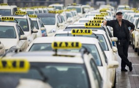 Evropski taksisti s stavko protestirajo proti mobilnim aplikacijam, ki ogrožajo njihov delo