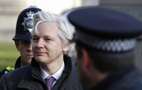 Assangea zaslišujejo zaradi obtožb posilstva