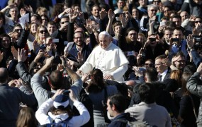 Papež na valentinovo pridigal o svetosti zakona