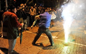 Protesti v Kranju brez hujših izgredov, aretiran mladoletnik z granitnimi kockami