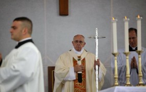 Papež Frančišek v Sredipolju molil za žrtve vojn in mir