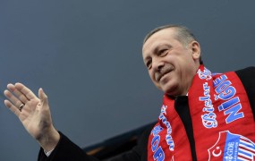 Erdogan za prepoved YouTuba in Facebooka, ki naj bi »uničevala Turčijo«