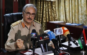 V Libiji vse hujši kaos; upokojeni general začel novo ofenzivo