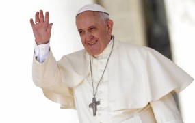Papež Frančišek bo prvič vodil poročne obrede in poročil okoli 20 parov