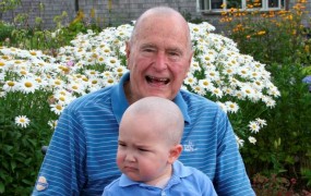 Bush starejši si je v podporo otroku z rakom obril glavo