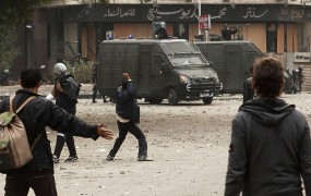 V Egiptu še naprej protesti, policija posredovala s solzivcem