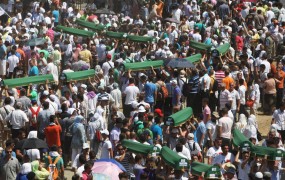 Ob 17. obletnici genocida v Srebrenici pokopali 520 žrtev