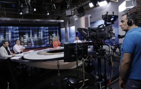 Grška vlada zapira javno radiotelevizijo; začasno odpuščenih 2800 ljudi