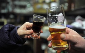 Mladostniki lahko s pitjem alkohola ob koncih tedna že postanejo odvisni