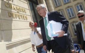 Obveščevalna afera odnesla luksemburškega premierja Junckerja