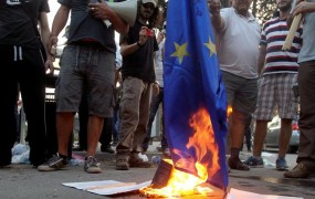 Ciprski poslanci s tesno večino potrdili varčevalni program; pred parlamentom demonstracije